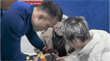 荒唐！小情侣玩过火半天三求消防惹众怒……(图2)